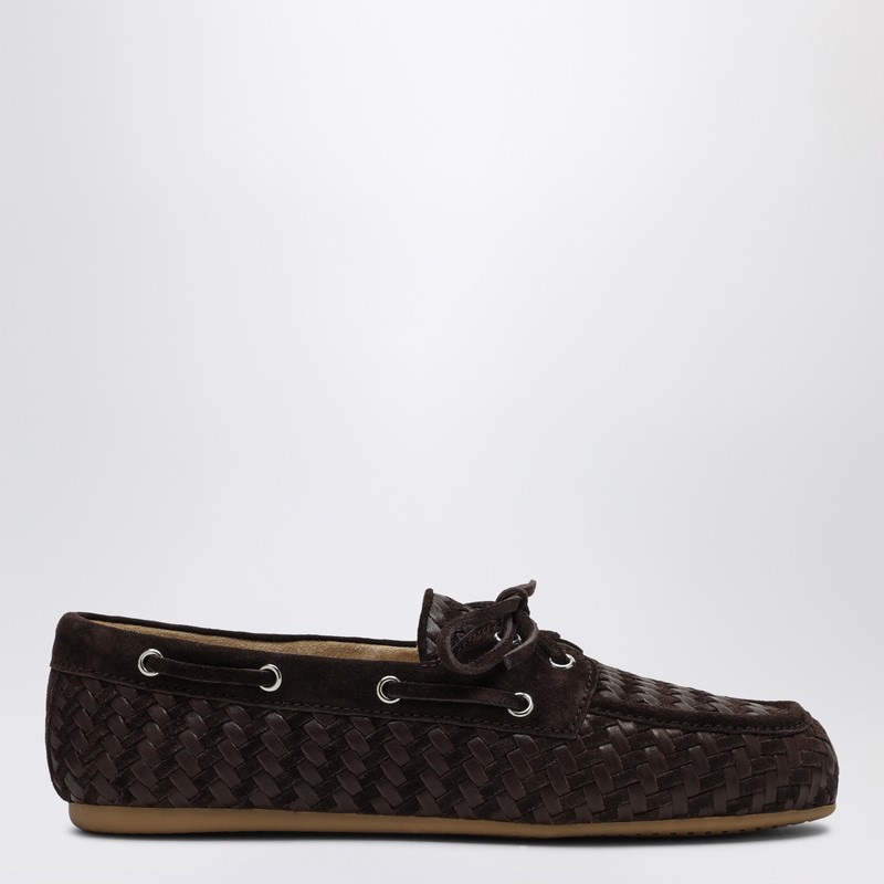 갈색 가죽과 스웨이드로 만든 미우미우 모카신은 짜여진 패턴, 끈, 둥근 앞부분, 스웨이드 안감, 고무 밑창이 특징입니다. 이미지