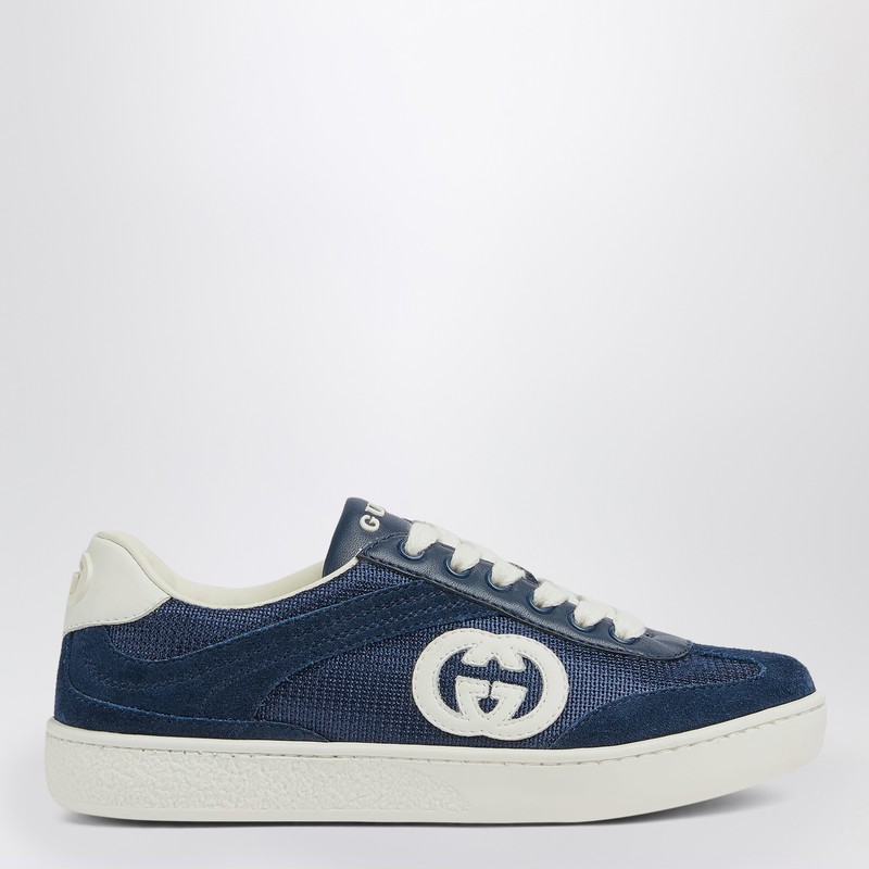 파란색 패브릭 인서트가 들어간 스웨이드 소재의 구찌 스니커즈. 둥근 앞부분, 레이스업 잠금장치, 옆면과 뒤꿈치에 GG 크로스오버 로고, 혀에 로고 레터링, 고무 밑창이 특징입니다. 이미지