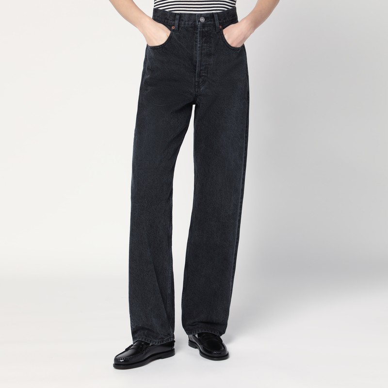 벨트 고리가 달린 하이 웨이스트, 앞면 지퍼와 단추 잠금 장치, 클래식 포켓 5개, 뒷면 로고 패치가 특징인 검은색 코튼 데님 소재의 생 로랑 청바지입니다. 이미지