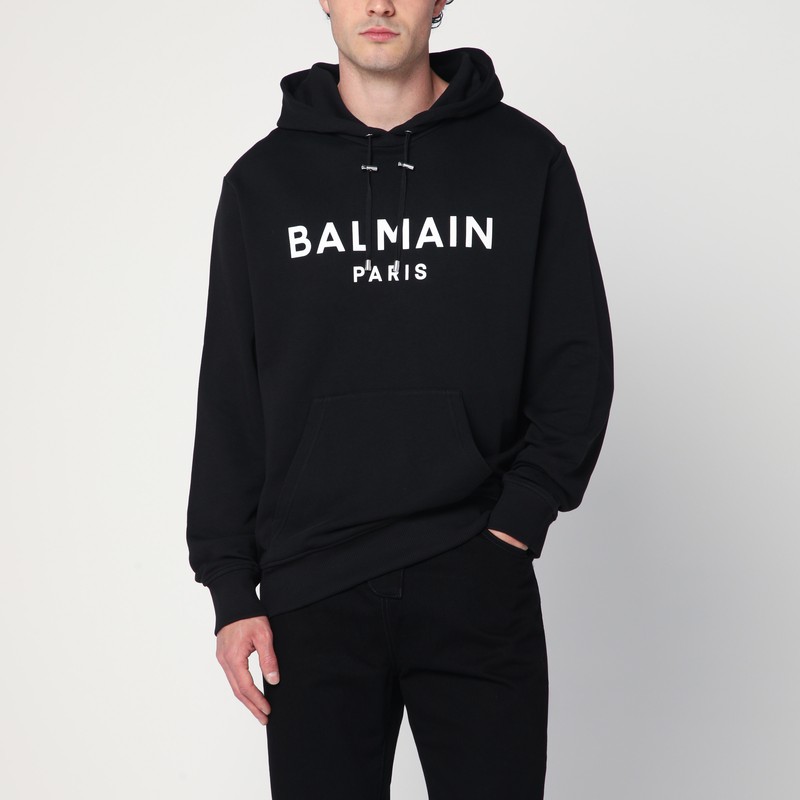 발망의 검은색 코튼 스웨트셔츠는 끈이 달린 후드, 앞면의 파우치 포켓, 긴 소매, 리브 밑단, 앞면의 대조적인 레터링 로고, 직선 밑단이 특징입니다. 이미지