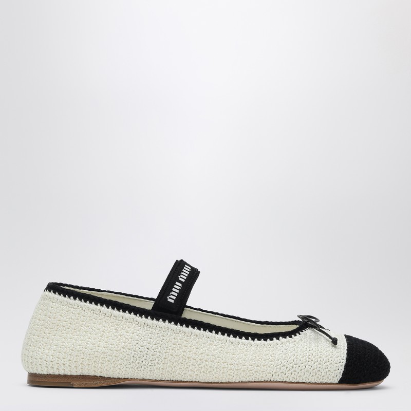 미우미우의 발레리나는 흑백 크로셰 니트 소재로 제작되었으며, 앞면에 리본 장식, 로고가 새겨진 고무 밴드, 둥근 앞부분, 가죽 밑창, 고무 힐이 특징입니다. 이미지