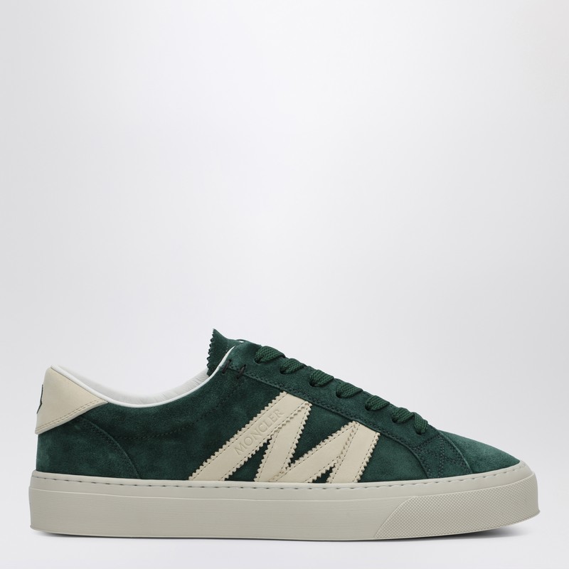 녹색 스웨이드와 누벅 소재의 몽클레르 로우탑 스니커즈. 대조적인 측면 로고 디테일, 레이스업 잠금 장치, 둥근 앞부분, 로고 혀, 고무 밑창이 특징입니다. 이미지