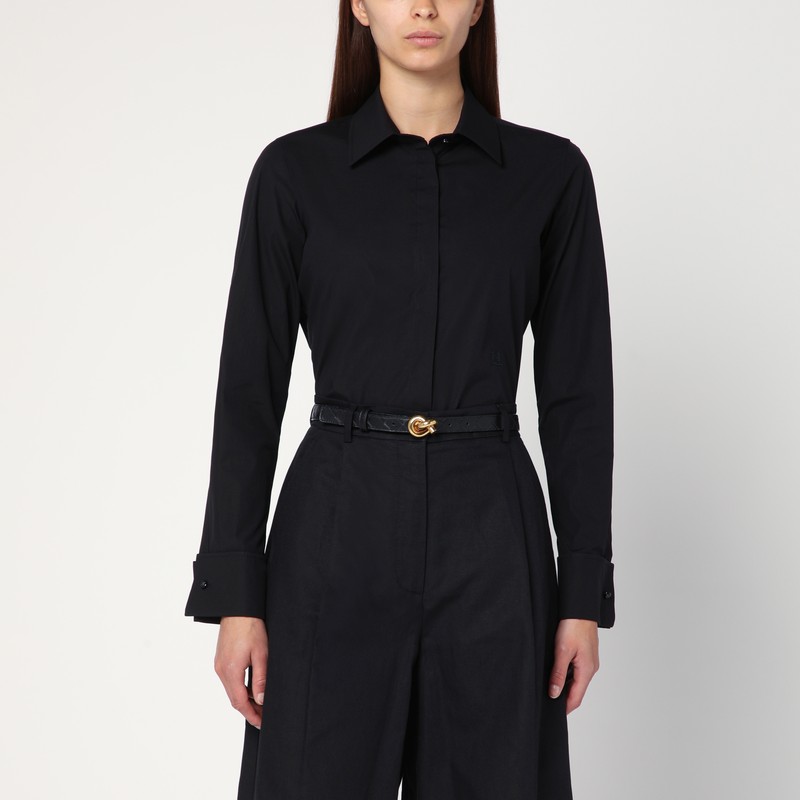 Max Mara의 블랙 스트레치 코튼 셔츠는 클래식한 칼라, 앞면의 숨겨진 단추, 앞면의 톤온톤 로고 자수, 긴 소매, 단추로 고정되는 커프스가 특징입니다. 이미지