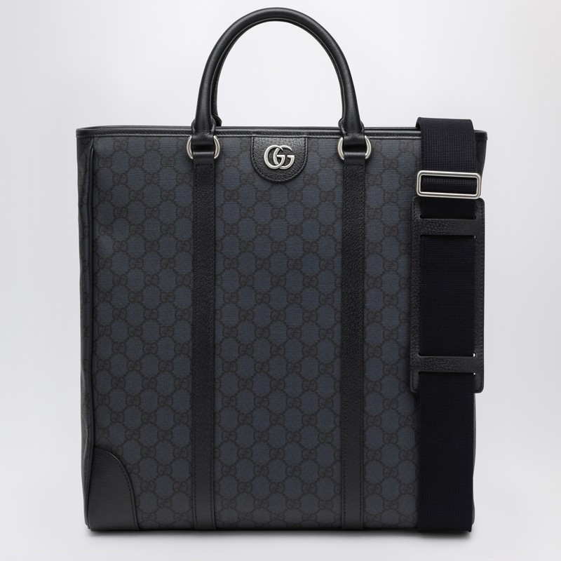 톤온톤 가죽 트림, 상단 지퍼 잠금 장치, 두 개의 가죽 상단 핸들, 앞면의 메탈릭 GG 디테일, 내부 지퍼 포켓 및 조절 가능한 기능을 갖춘 Gucci의 중간 블루 코팅 캔버스 쇼핑백 이미지