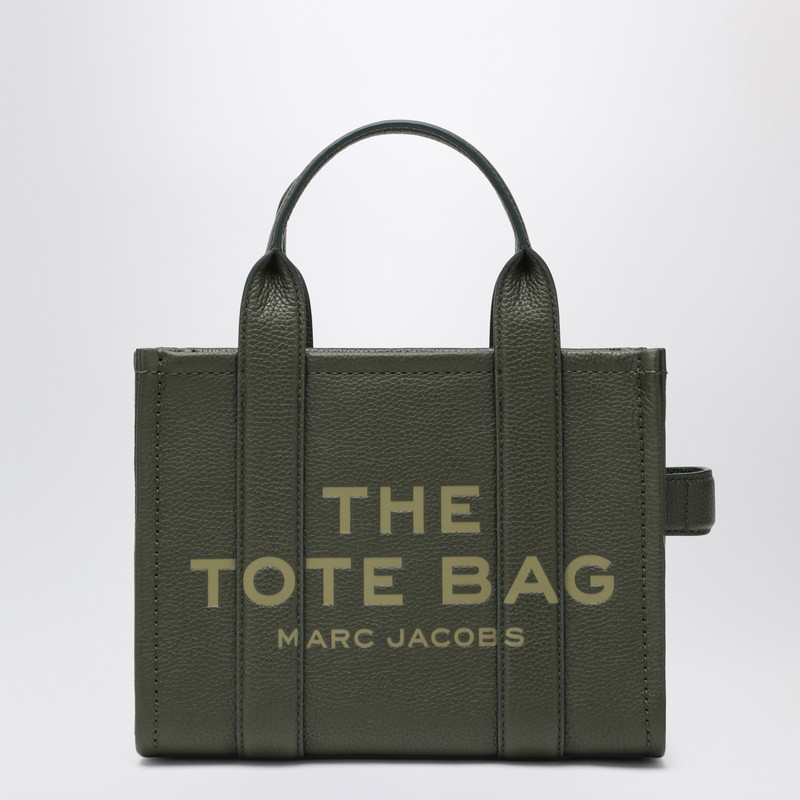 마크 제이콥스(Marc Jacobs)의 스몰 포레스트 그린 가죽 토트백. 앞면 로고 레터링, 상단 핸들 두 개, 뒷면 로고 인서트, 상단 지퍼 잠금 장치, 내부 포켓이 특징입니다. 이미지
