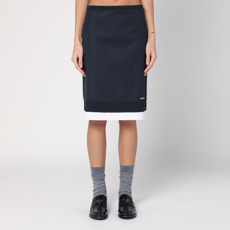 재활용 블루와 화이트 실크로 만든 미우미우 드레스는 이중 레이어 디자인, 지퍼가 달린 뒷면 잠금 장치, 앞면의 대조적인 로고 레터링, 뒷면 슬릿이 특징입니다. 이미지