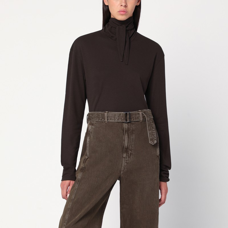 르메르의 브라운 에스프레소 코튼 터틀넥 스웨터는 목 부분에 통합형 스카프, 긴 소매, 직선 밑단이 특징입니다. 이미지