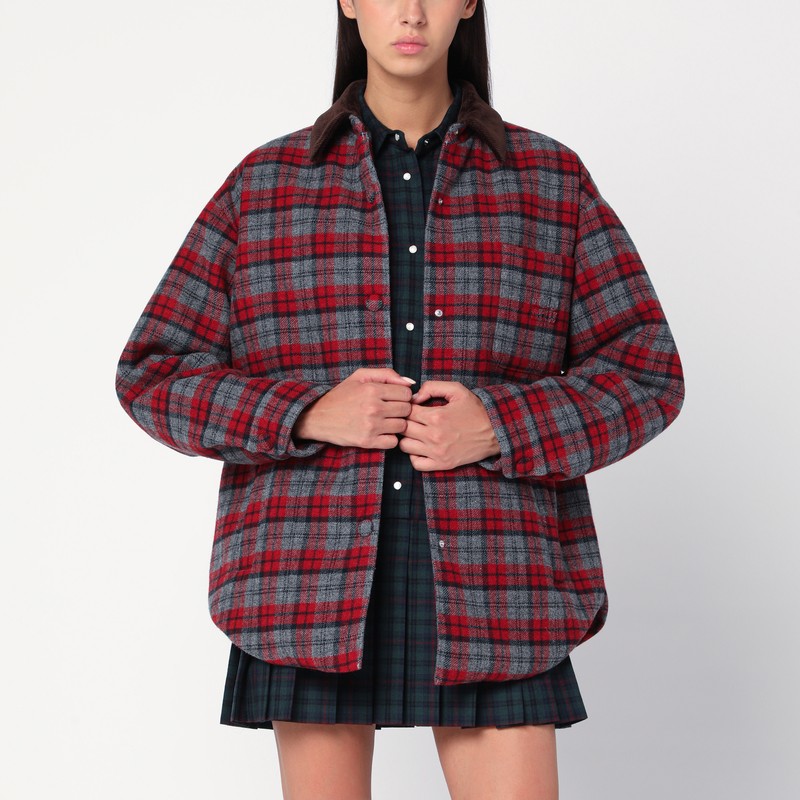 슬레이트 그레이와 레드 체크 패턴이 있는 버진 울 소재의 미우미우 다운 자켓은 앞 단추, 셔츠 디자인, 단추로 고정된 커프스가 있는 긴 소매, 곡선 밑단, 가슴에 패치 포켓이 특징입니다. 이미지