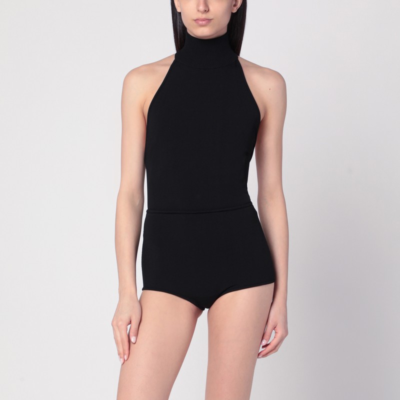 블랙 스트레치 비스코스 블렌드 크레이프 소재의 맥스 마라 바디는 미국식 네크라인, 뒤쪽 지퍼, 오픈 백, 높은 칼라가 특징인 몸에 꼭 맞는 실루엣입니다. 이미지