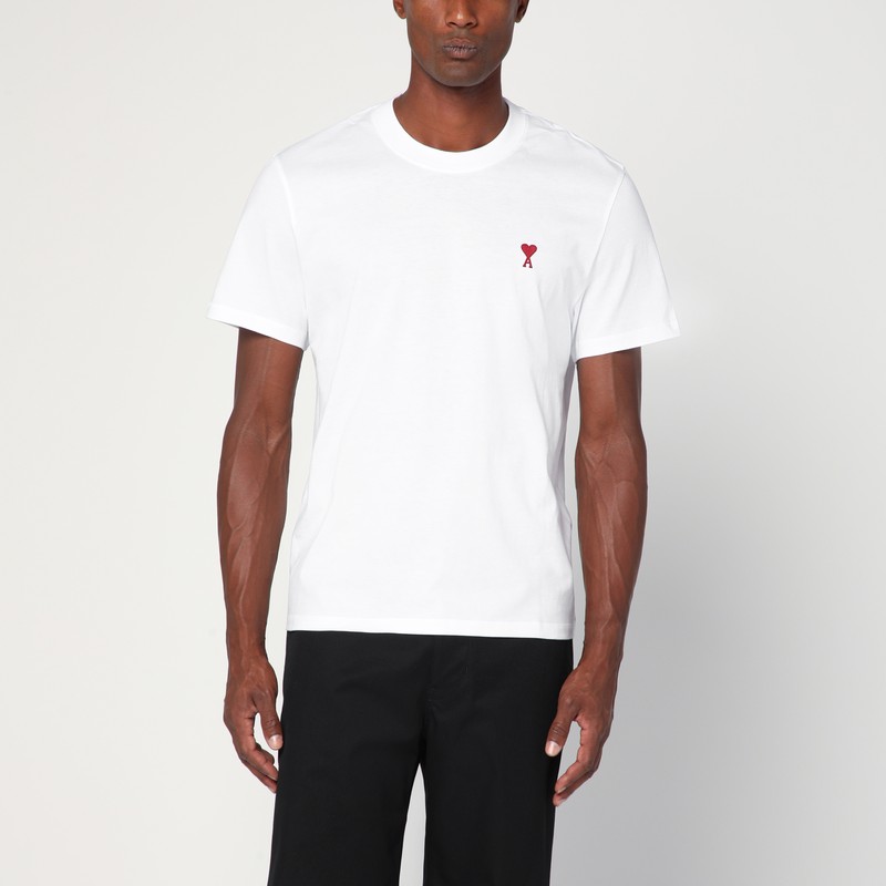 Ami Paris의 흰색 유기농 코튼 크루넥 티셔츠는 짧은 소매, 가슴 부분에 Ami de Coeur 자수, 직선 밑단이 특징입니다. 이미지