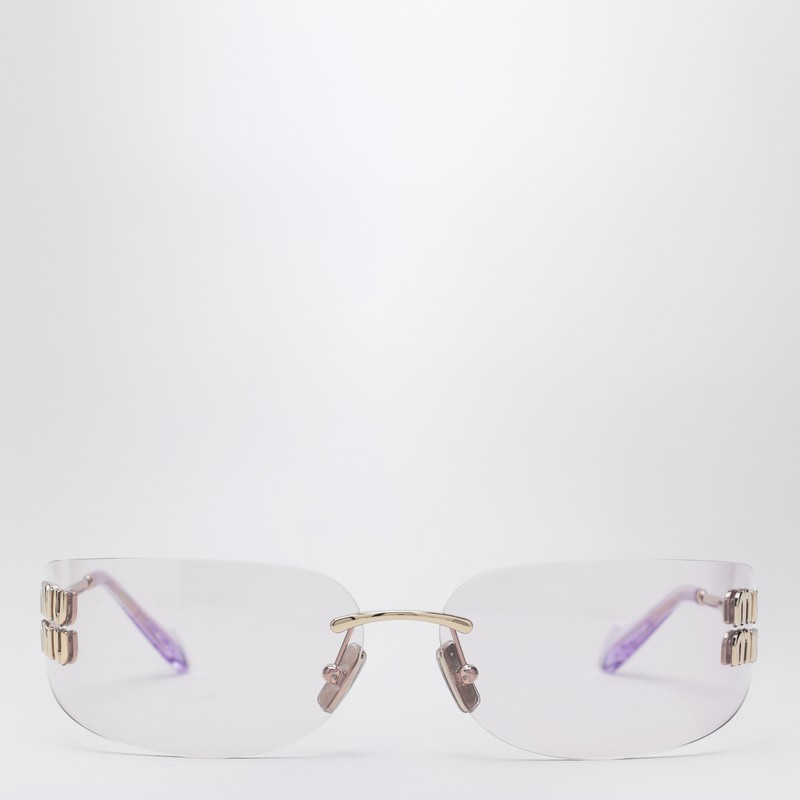 미우미우 골드 메탈 선글라스. 세로 로고 레터링이 새겨진 무료 렌즈, 조절 가능한 코받침, 그리고 연분홍색 렌즈가 특징입니다. 도수 렌즈와는 호환되지 않는 프레임입니다. 이미지