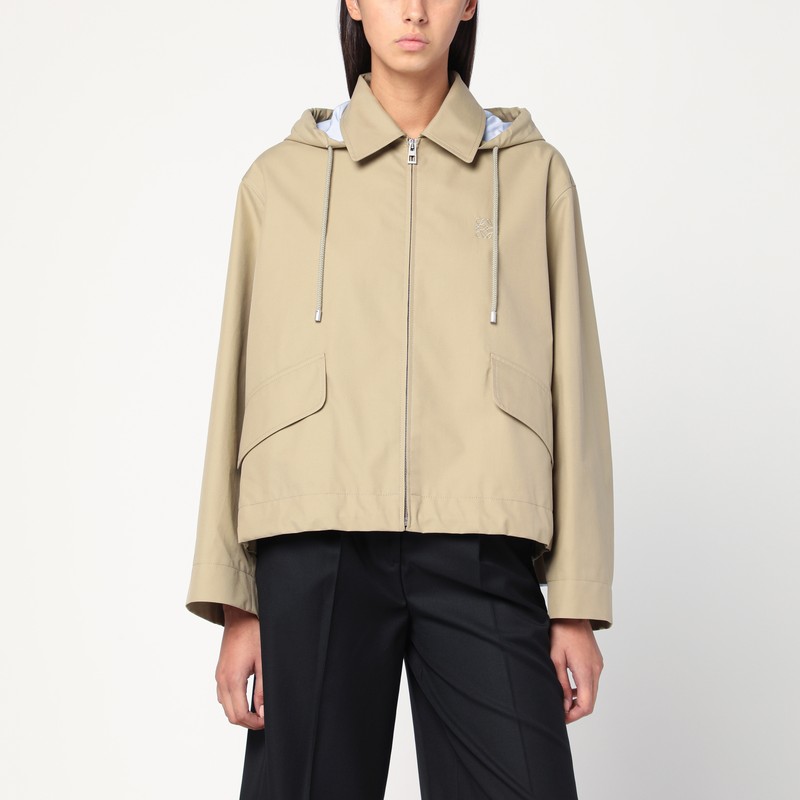 로에베의 베이지색 방수 코튼 파카는 끈이 달린 탈부착 가능한 후드, 뒷 통풍구, 대조적인 안감, 여유로운 핏, 앞면 지퍼 잠금 장치, 앞면에 플랩 포켓 2개, 비대칭 h가 특징입니다. 이미지