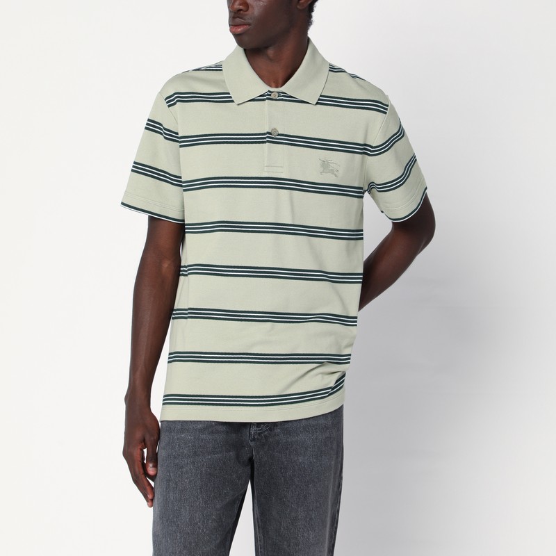 버버리의 녹색 줄무늬 콘트라스트 코튼 피케 폴로. 짧은 소매, 앞 단추, 가슴 부분에 톤온톤 자수로 장식된 승마 기사 디자인, 옆면 슬릿, 몸에 꼭 맞는 핏이 특징입니다. 이미지