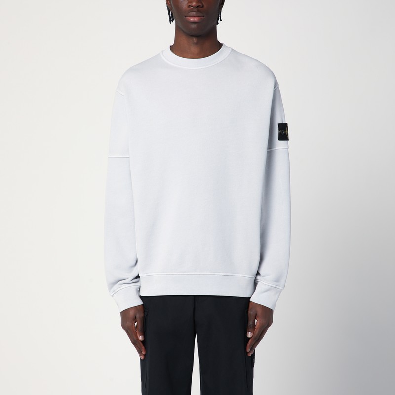 진주 회색 코튼 소재의 Stone Island 크루넥 스웨트셔츠. 컴퍼스 로고 라벨과 리브 가장자리가 있는 긴 소매가 특징입니다. 이미지