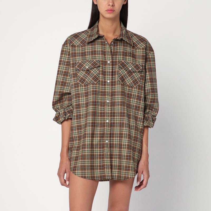 캐멀/담배색 체크 패턴의 버진 울 소재 미우미우 셔츠는 클래식 칼라, 앞면 버튼 잠금 장치, 가슴 부분에 버튼이 달린 플랩 포켓, 가슴 부분에 로고 자수, 긴 소매가 특징입니다. 이미지