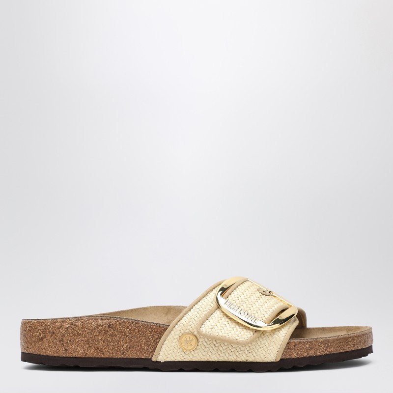 천연 라피아 색상의 버켄스탁 치아바타는 로고가 새겨진 큰 조절식 버클이 달린 스트랩, 코르크와 라텍스로 만든 해부학적 풋베드, EVA 밑창이 특징입니다. 이미지