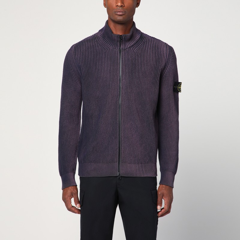 아마란스 코튼 니트 소재의 스톤 아일랜드 가디건은 긴 소매가 특징이며, 소매 중 하나에 컴퍼스 로고 라벨이 붙어 있고, 높은 칼라, 앞면 지퍼 잠금 장치, 리브 가장자리가 특징입니다. 이미지