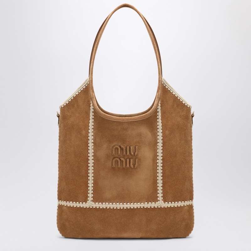 시나몬 색상의 미우미우 스웨이드 핸드백으로, 크로셰 스티칭, 손잡이 2개, 앞면에 새겨진 로고, 내부 지퍼 포켓, 리넨 안감이 특징입니다. 이미지