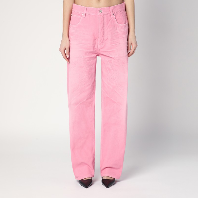 핑크 코튼 데님 소재의 발렌시아가 와이드 청바지는 앞면 지퍼와 단추 잠금 장치, 허리띠 고리, 클래식 포켓 5개, 뒷면 로고 패치, 빈티지 디테일이 특징입니다. 이미지