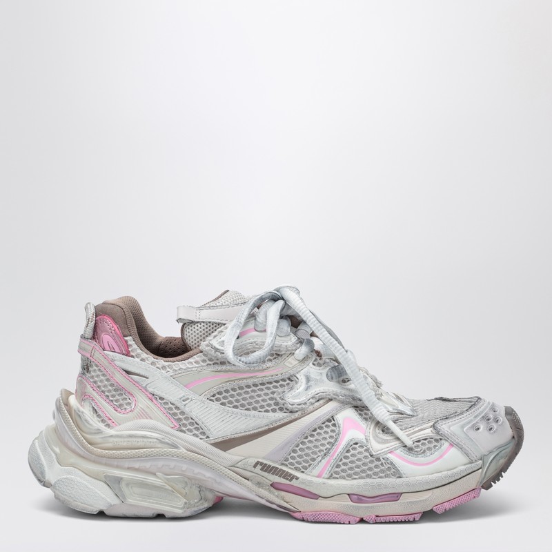 발렌시아가의 메시와 나일론 소재로 제작된 트레이너로 밑창에 로고가 있고, 끈으로 고정하는 방식, 뒷벨트 고리, 둥근 앞부분, 앞꿈치와 뒤꿈치 뒤쪽에 새겨진 사이즈, 뒷꿈치에 로고가 새겨져 있습니다. 이미지