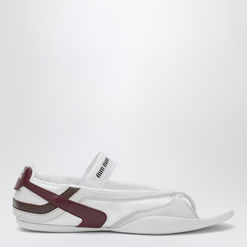 흰색 기술 소재의 갑피와 대조적인 아마란스 디테일이 특징인 미우미우 발레리나 플립플랍. 로고가 있는 탄성 밴드, 뒤꿈치의 로고, 고무 밑창이 특징입니다. 이미지