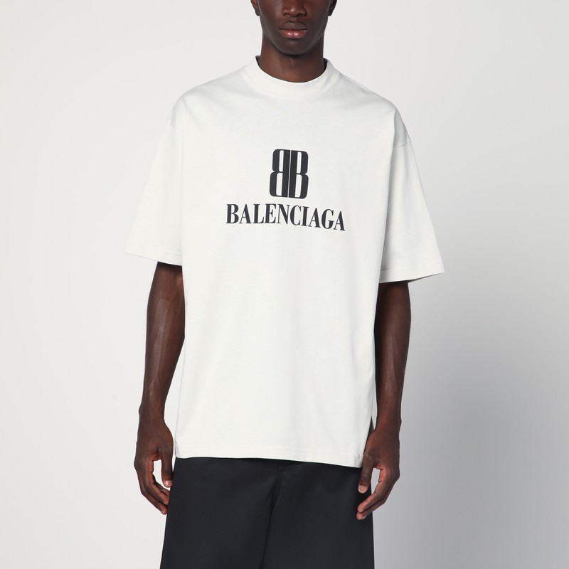 빈티지 화이트 저지 소재의 발렌시아가 티셔츠. 리브 크루넥, 짧은 소매, 앞면에 작은 BB 로고가 인쇄되어 있으며, 중간 핏입니다. 이미지