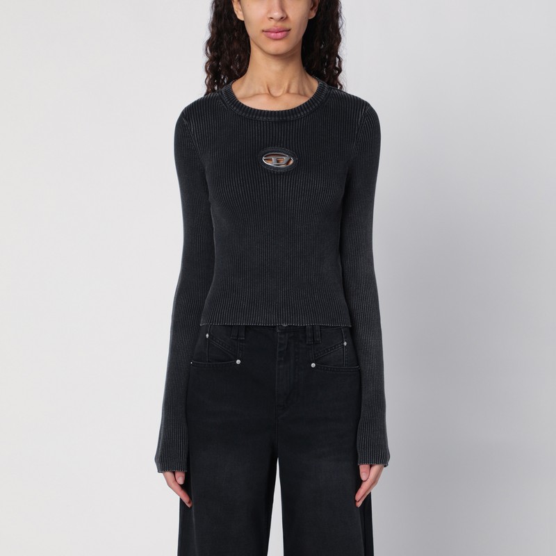 디젤의 검은색 워시드 스트레치 코튼 크루넥 티셔츠는 긴 소매, 리브 디자인, 가슴에 금속 타원형 D 플라크와 슬림 핏이 특징입니다. 이미지