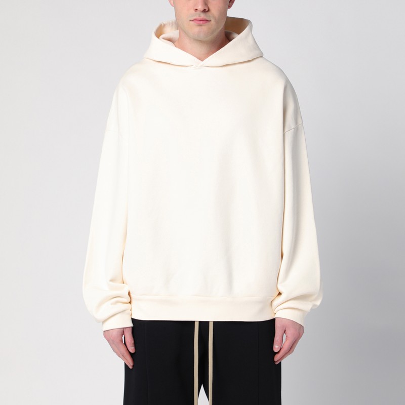 Fear of God의 크림색 코튼 스웨트셔츠는 긴 소매, 옆면 웰트 포켓 2개, 리브 가장자리, 뒷면 천둥 프린트, 뒷면에 고무 로고 패치가 달린 후드, 여유로운 핏이 특징입니다. 이미지