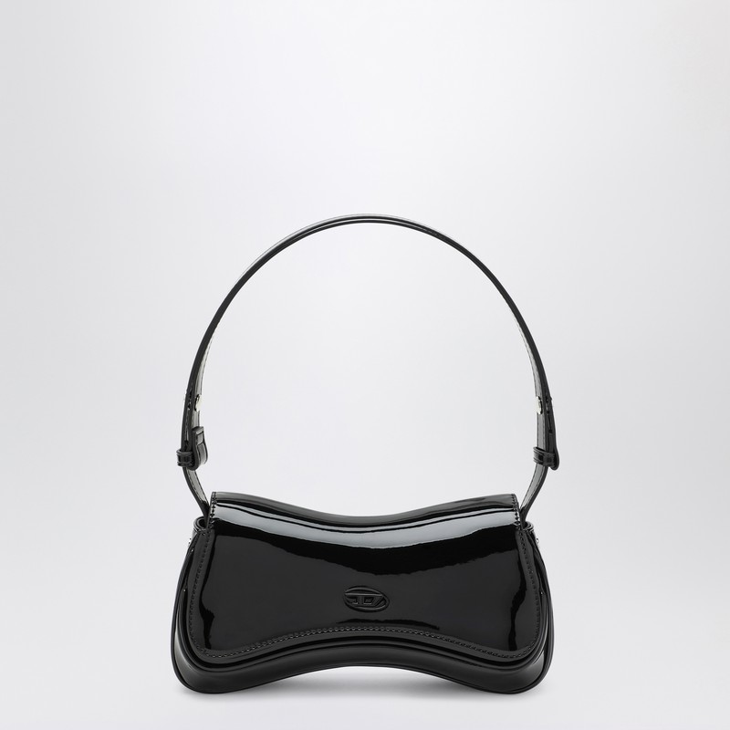 광택 효과가 있는 재활용 소재로 만든 블랙 디젤 숄더백으로 조절 가능한 숄더 스트랩, 자석 잠금 장치가 있는 전면 플랩, 타원형 D 태그, 메인 수납 공간 및 작은 내부 공간이 특징입니다. 이미지