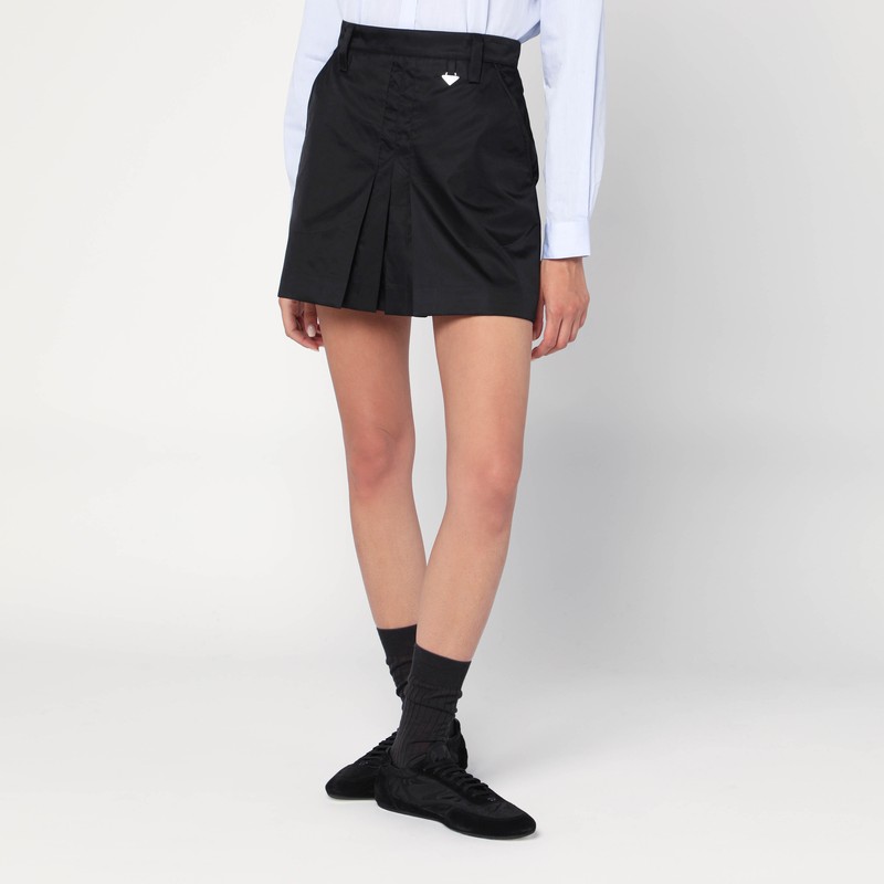 지퍼 잠금 장치, 앞면에 에나멜 금속 로고 삼각형 디테일, 두 개의 측면 웰트 포켓, 벨트 루프가 있는 허리띠, 플리츠가 특징인 Re-Nylon 소재의 블랙 프라다 미니 스커트 이미지
