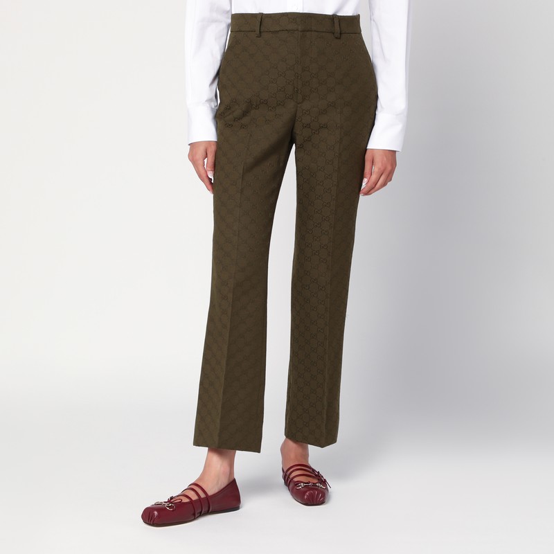 군용 녹색 코튼 블렌드 소재의 GG 패브릭 구찌 팬츠. 지퍼, 단추, 후크가 있는 앞면 잠금 장치, 벨트 고리, 옆 웰트 포켓 2개, 뒷 웰트 포켓 2개, 앞면에 주름이 특징입니다. 이미지