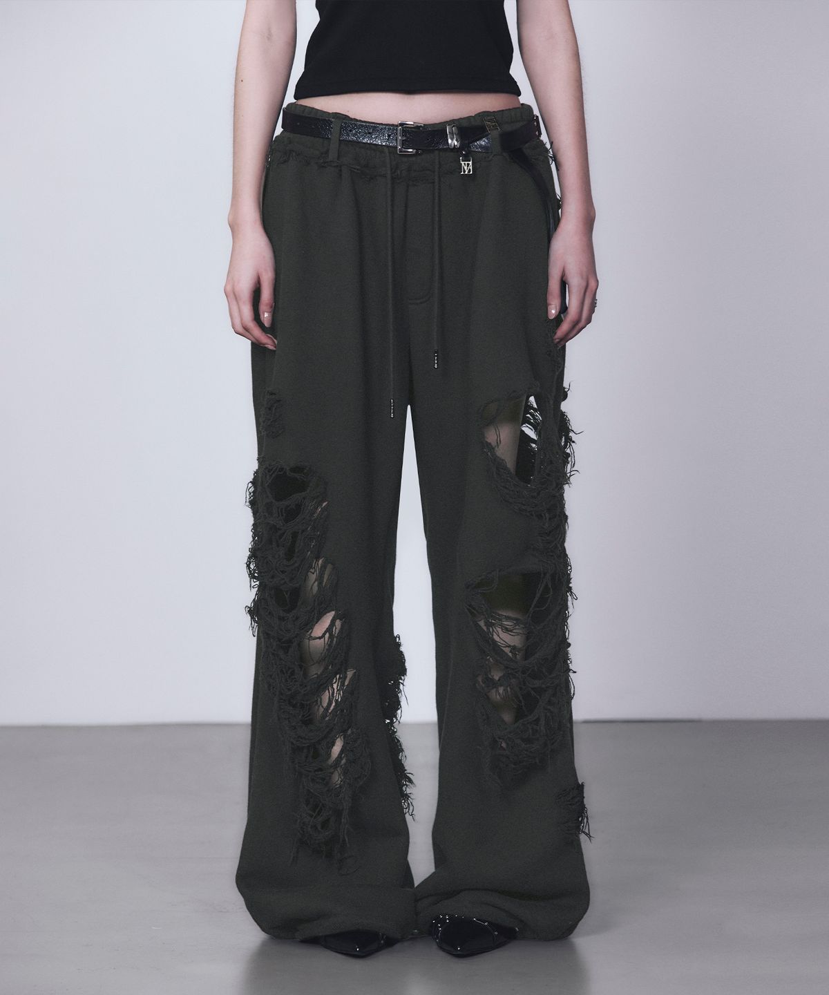 앞, 뒤 디스트로이드 디테일이 포인트인 와이드 스웨트팬츠. 소프트하고 자연스럽게 떨어지는 아웃핏으로 로우한 무드 연츨 밑단 스트링 조절로 2-Way 활용 가능. 컷 아웃 디테일로 빈티지함을 강조한 마감 이미지