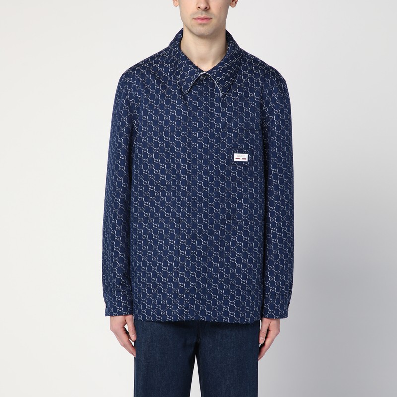 자카드 소재의 흰색 GG 섀도우가 있는 블루 코튼 데님 소재의 구찌 자켓은 숨겨진 앞 단추 잠금 장치, 뾰족한 칼라, 단추로 고정된 커프스가 있는 긴 소매, 앞면에 적용된 3개의 포켓이 특징입니다. 이미지