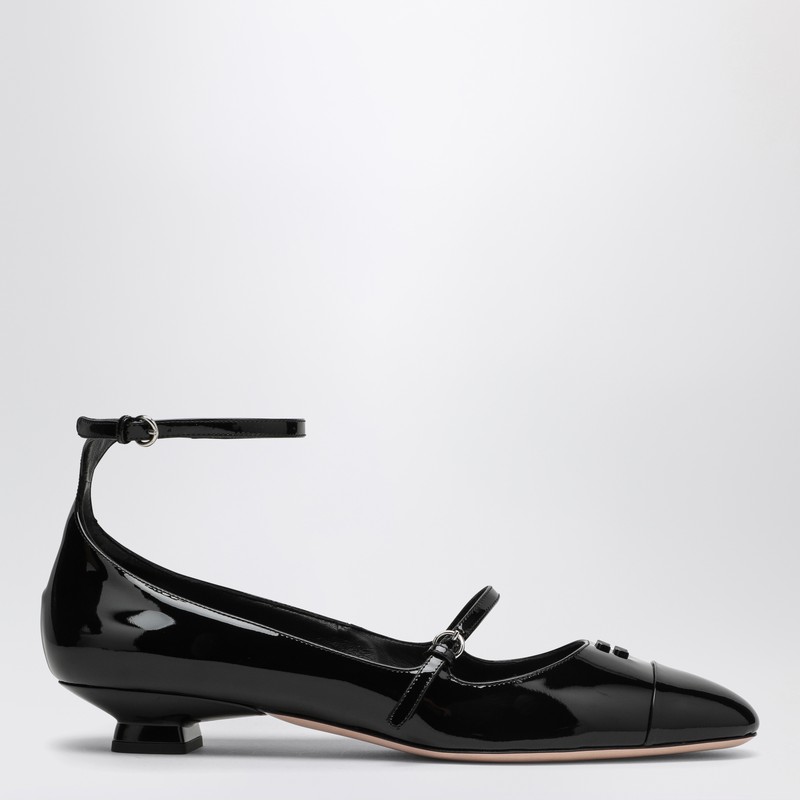 Miu Miu의 검은색 에나멜 가죽 펌프스는 둥근 앞부분, 톤온톤 색상의 앞면 글자, 버클이 달린 발목과 앞면 스트랩, 가죽 밑창이 특징입니다. 이미지