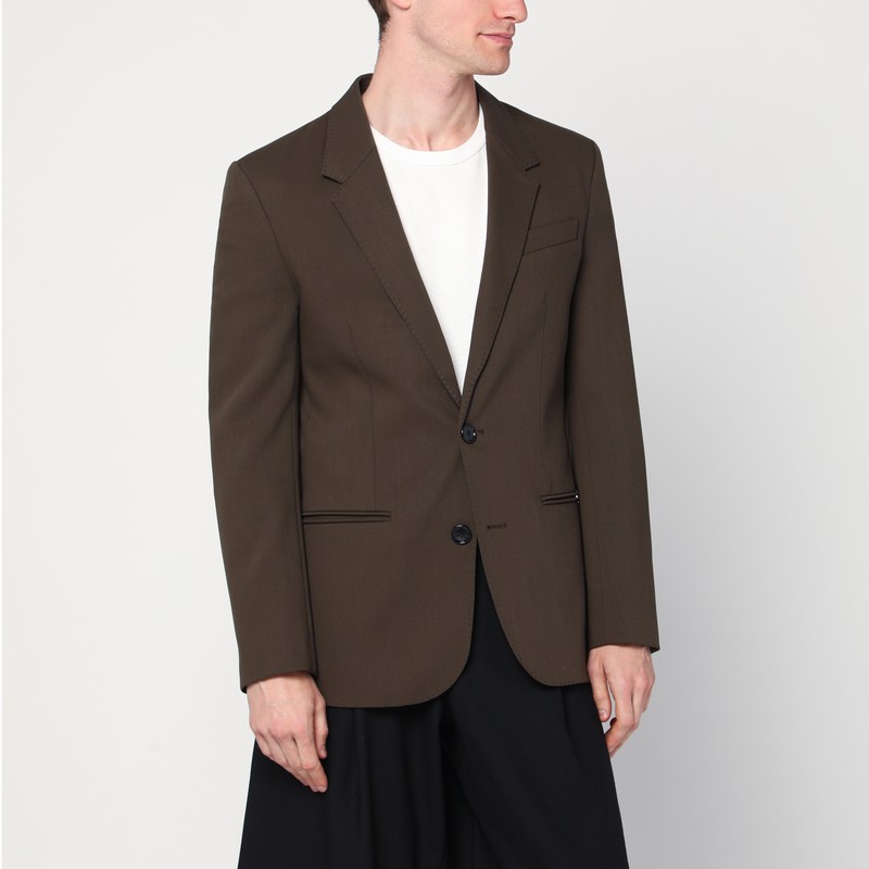 Ami Paris의 블랙 올리브 버진 울 소재 싱글 브레스트 자켓은 클래식한 옷깃, 앞면에 3개의 웰트 포켓, 단추로 고정된 커프스가 있는 긴 소매, 이중 후면 통풍구, 앞면 단추가 특징입니다. 이미지