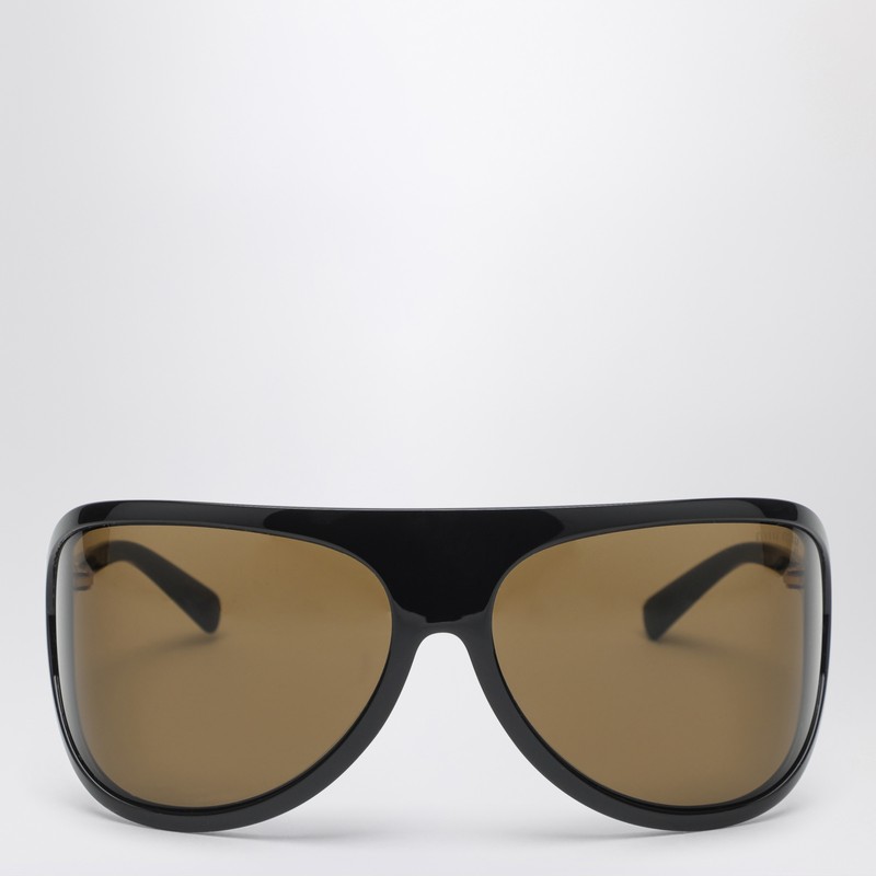 Miu Miu의 검은색 아세테이트 프레임 선글라스는 팔 부분에 로고가 있고, 오버사이즈 파일럿 디자인과 짙은 갈색 렌즈가 특징입니다. 이미지