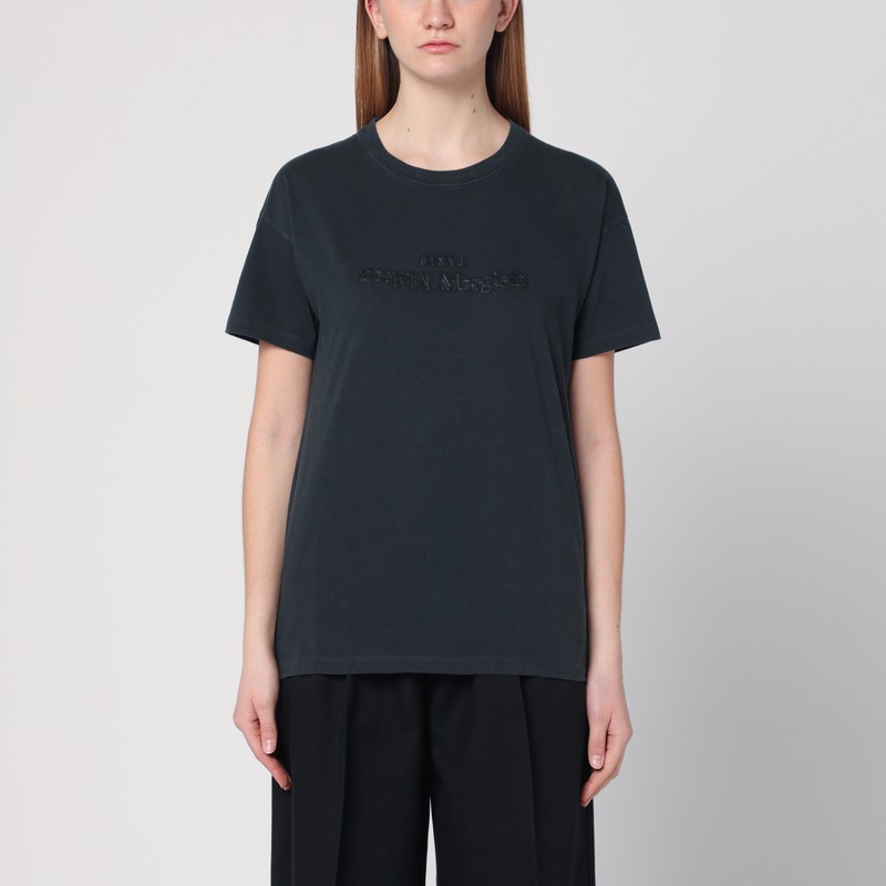 메종 마르지엘라의 검은색 페이디드 코튼 크루넥 티셔츠는 짧은 소매, 앞면에 반전 로고 자수, 뒷면에 4개의 스티치가 특징입니다. 이미지