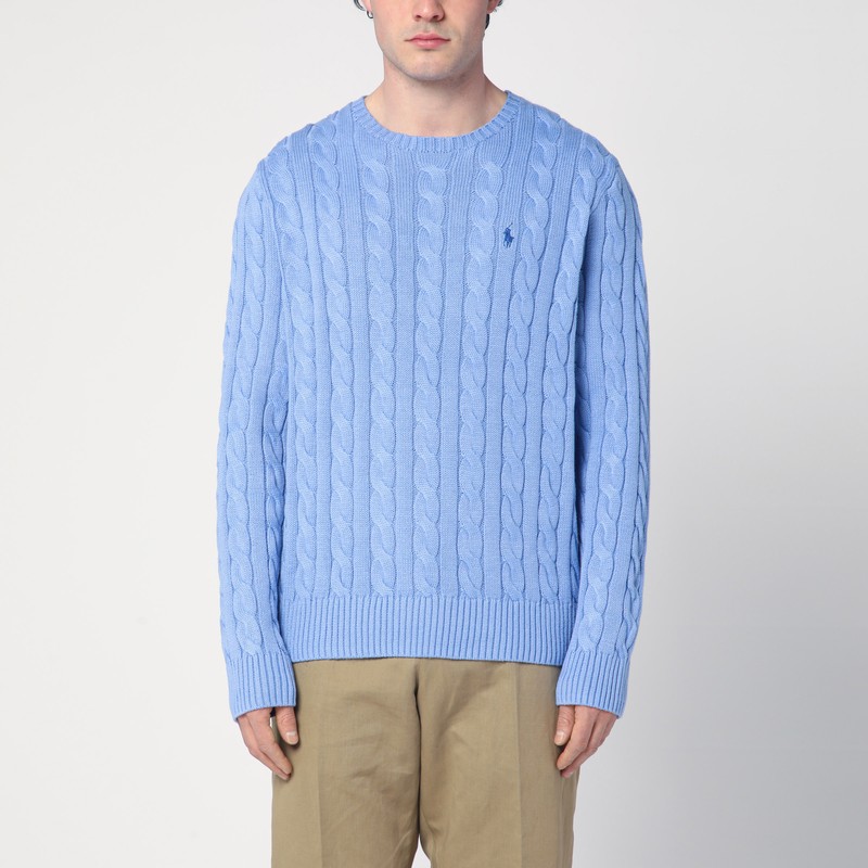 폴로 랄프 로렌의 밝은 파란색 코튼 크루넥 점퍼는 긴 소매, 가슴 부분에 자수 로고, 케이블 니트 디자인과 리브 가장자리가 특징입니다. 이미지