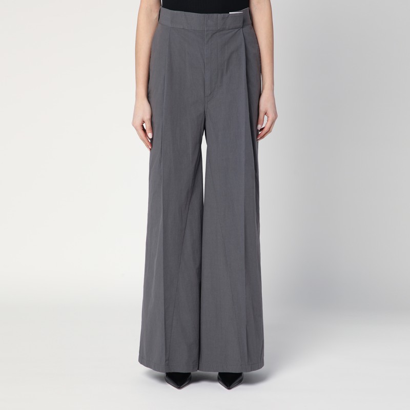 Maison Margiela의 Pantalone은 앤트라사이트 그레이 코튼 블렌드로 제작되었으며, 넓은 다리, 벨트 고리가 있는 높은 허리, 앞면 주름, 앞면 잠금 장치, 두 개의 측면 웰트 포켓, 뒷면에 두 개의 웰트 포켓이 특징입니다. 이미지