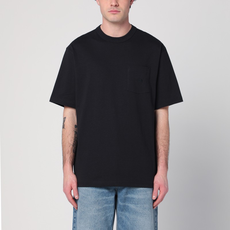 코튼 소재의 노스페이스 블랙 크루넥 티셔츠는 짧은 소매, 톤온톤 로고 자수가 들어간 가슴 포켓, 편안한 핏이 특징입니다. 이미지