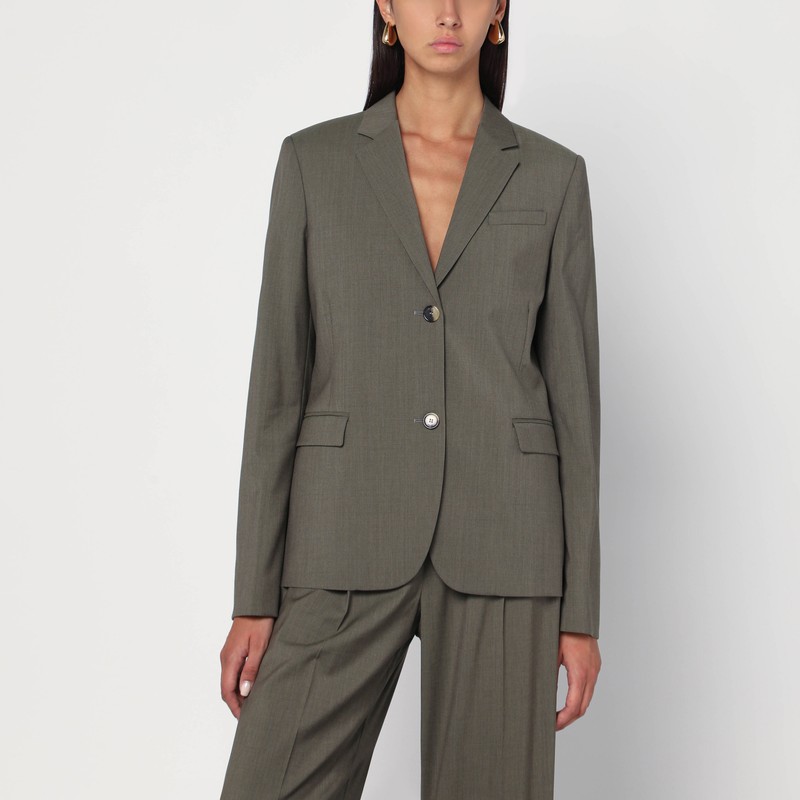 카키색 울 소재의 로에베 싱글 브레스트 자켓은 조절 가능한 끈이 달린 뒤쪽 통풍구, 단추로 고정되는 커프스가 있는 긴 소매, 클래식한 라펠, 가슴에 웰트 포켓 1개, 플랩 포켓 2개가 특징입니다. 이미지