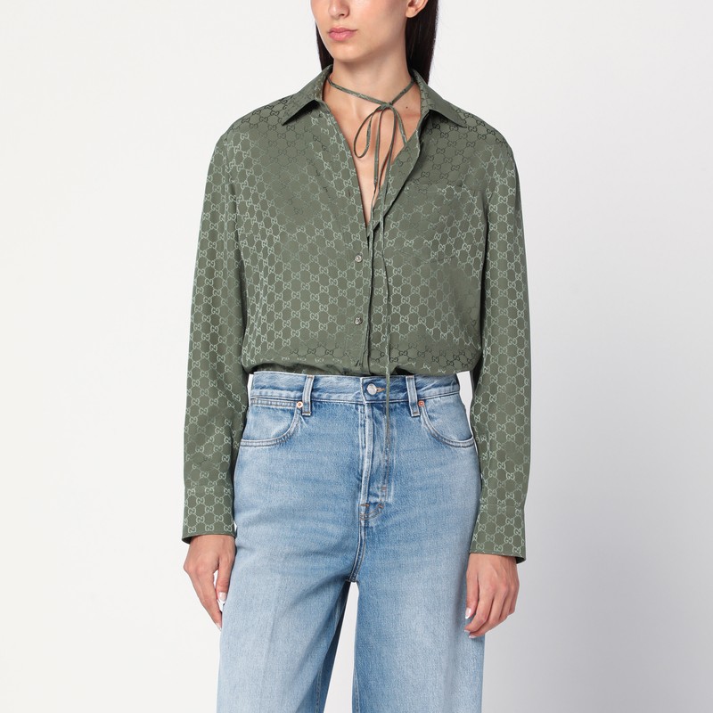 구찌 실크 자카드 GG 그린 셔츠는 넥타이가 달린 클래식한 칼라, 앞 단추, 가슴 포켓, 긴 소매, 단추로 고정되는 커프스가 특징입니다. 이미지