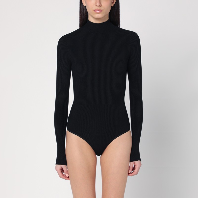 검은색 비스코스 블렌드 소재의 알라이아 바디는 긴 소매, 높은 칼라, 리브 디자인이 특징입니다. 이미지