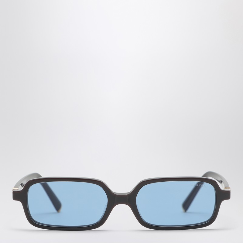 모카 컬러 아세테이트 소재의 미우미우 선글라스. 파란색 직사각형 렌즈와 로고가 새겨진 안경다리가 특징입니다. 이 프레임은 처방 렌즈와 호환되지 않습니다. 이미지