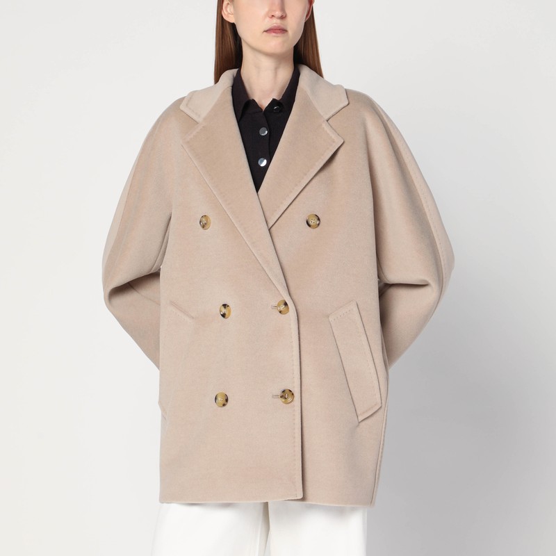 맥스 마라의 에크루 울과 캐시미어 소재의 짧은 더블브레스트 코트로, 오버사이즈 라인, 클래식한 넓은 옷깃, 긴 접을 수 있는 기모노 소매, 두 개의 옆면 웰트 포켓, 단추 잠금 장치가 특징입니다. 이미지