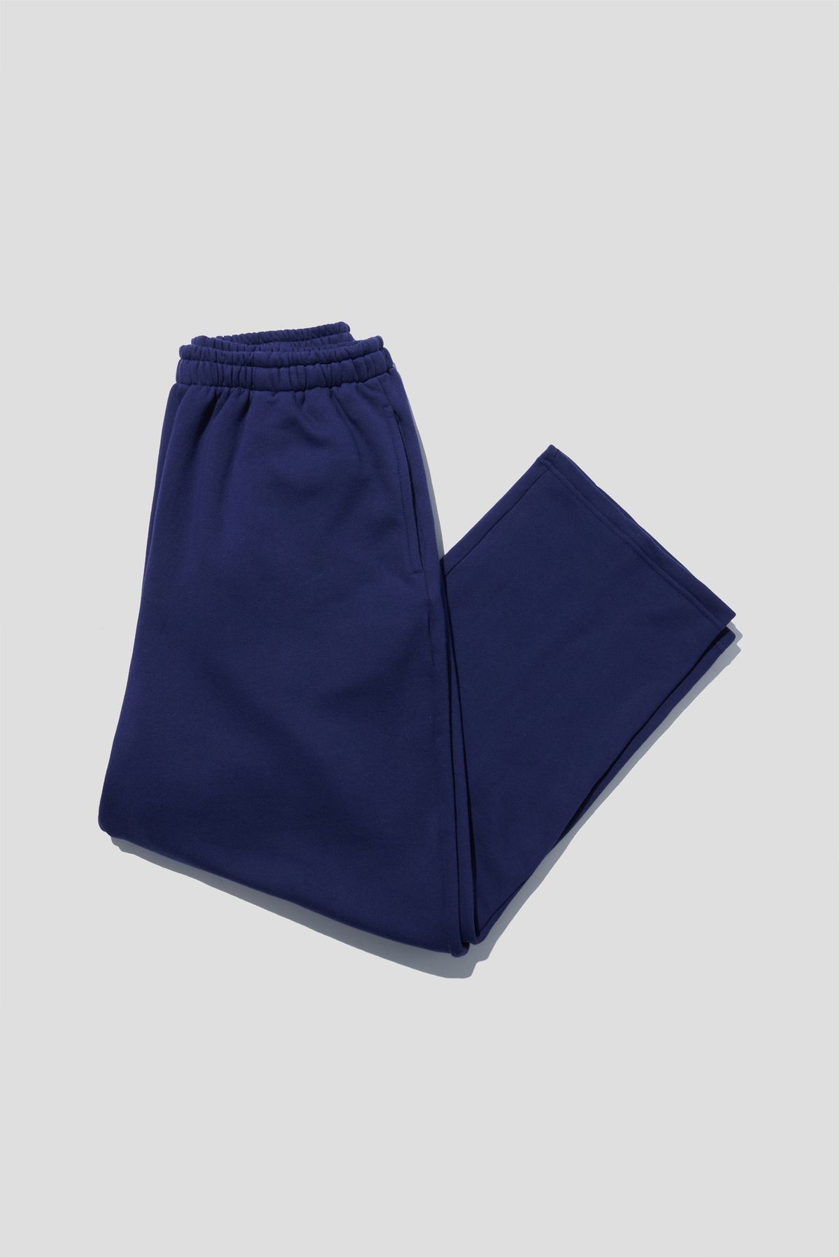 부드러운 착용감을 느낄 수 있는 기본 아이템입니다. 로고 프린트가 없어서, 심플하고 클래식함이 연출되는 스웻팬츠입니다. 밑위가 길고 밑단으로 내려갈수록 폭이 작아지는 형태로, 내려 입을수록 힙한 핏이 연출됩니다. 이미지