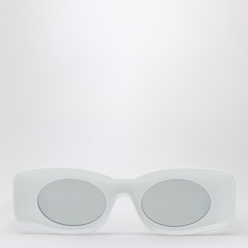 폴라 이비자 캡슐 화이트 아세테이트 안경의 로에베 선글라스는 직사각형 모양, 짙은 회색 타원형 렌즈, 관자놀이에 로고가 특징입니다. 이미지