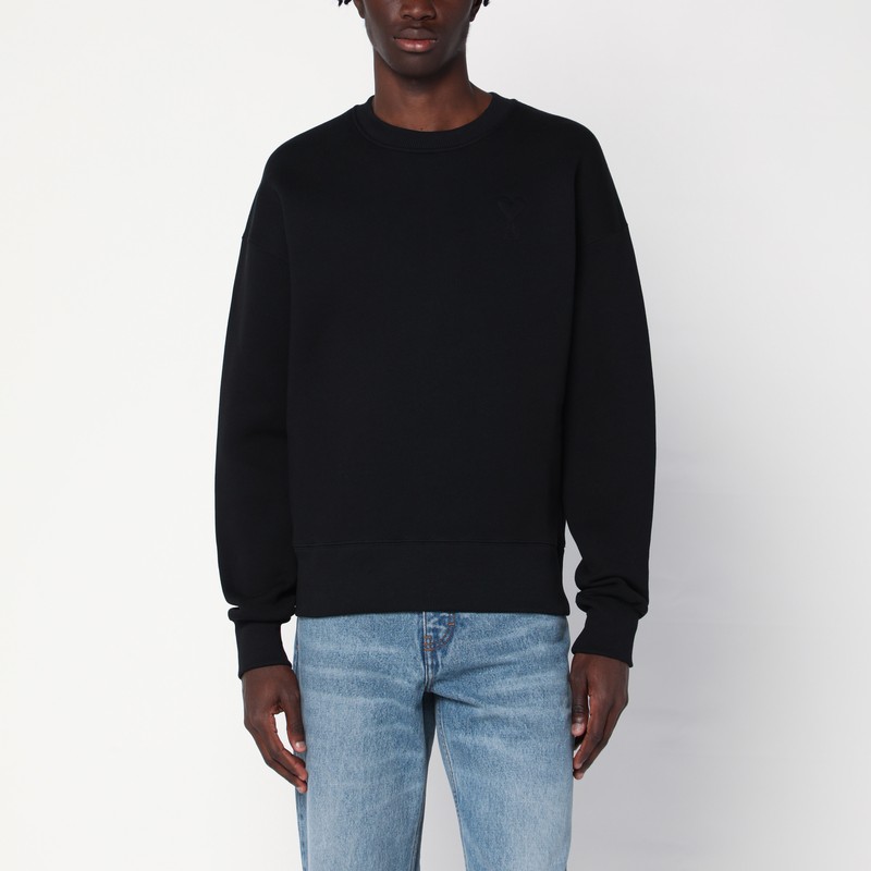 검은색 브러시드 코튼 블렌드 소재의 아미 파리 크루넥 스웨트셔츠. 가슴, 긴 소매, 리브 가장자리에 아미 드 쾨르 자수가 특징입니다. 이미지