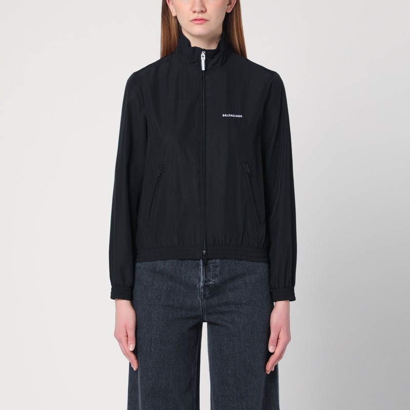 높은 칼라, 신축성 있는 커프스가 있는 긴 소매, 양쪽 지퍼 웰트 포켓 2개, 가슴과 뒷면에 대조적인 로고 레터링, 앞면 잠금 장치가 특징인 검정색 코튼 및 나일론 발렌시아가 봄버 자켓 이미지