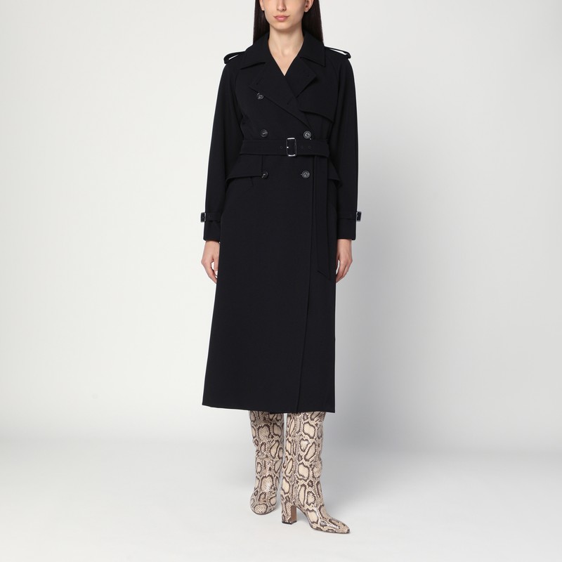 Max Mara의 블랙 스트레치 세이블 롱 트렌치 코트는 옷깃, 단추가 달린 더블 브레스트 클로저, 버클이 달린 허리 벨트, 어깨와 소매의 견장, 측면이 특징입니다. 이미지